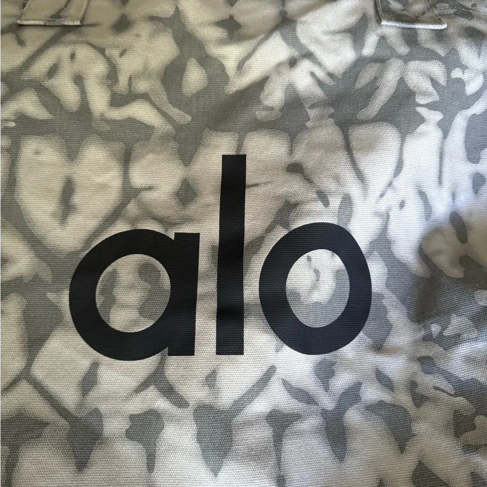 ALO Yoga Gray Patterned Tote Bag - Picture 3 of 4